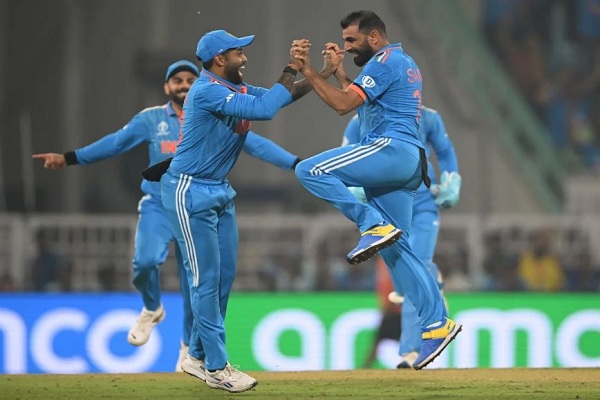 विश्व कप क्रिकेट : अजेय टीम इंडिया ने गत चैम्पियन इंग्लैंड को बाहर किया, मेजबानों का सेमीफाइनल में प्रवेश लगभग तय