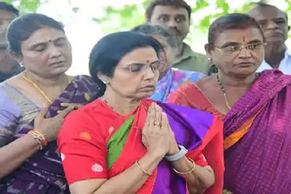 आंध्र प्रदेश : चंद्रबाबू नायडू की गिरफ्तारी के खिलाफ पत्नी भुवनेश्वरी ने शुरू की बस यात्रा