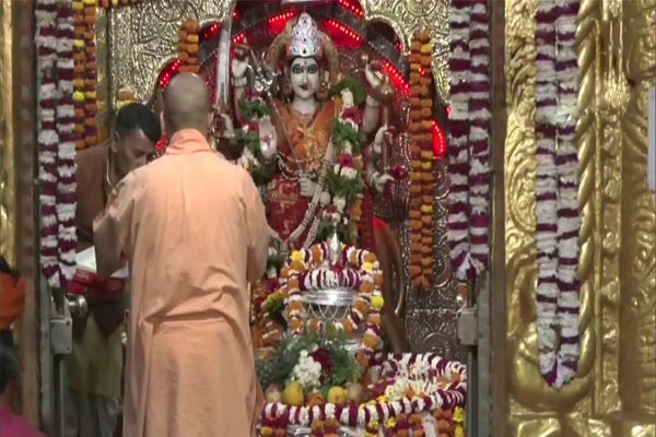 सीएम योगी ने नवरात्रि के पहले दिन मां भगवती से की प्रदेशवासियों की खुशहाली की कामना