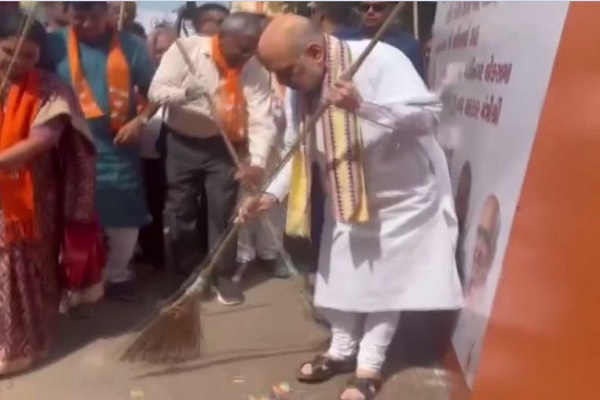 गृह मंत्री अमित शाह अहमदाबाद में स्वच्छता अभियान में शामिल हुए, सड़क पर झाड़ू लगाकर उठाया कूड़ा