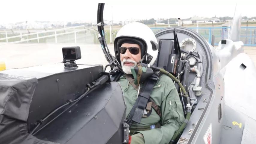 प्रधानमंत्री मोदी ने लड़ाकू विमान तेजस में भरी उड़ान, बेंगलुरु में HAL का किया दौरा