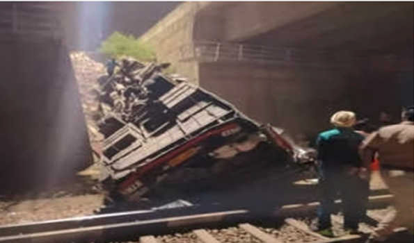राजस्थान: दौसा में पुल से रेलवे ट्रैक पर गिरी बस, चार लोगों की मौत, दो दर्जन लोग घायल