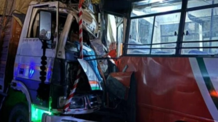 यूपी के गोरखपुर में भीषण सड़क हादसा, बेकाबू ट्रक की चपेट में आने से 6 की मौत, कई घायल