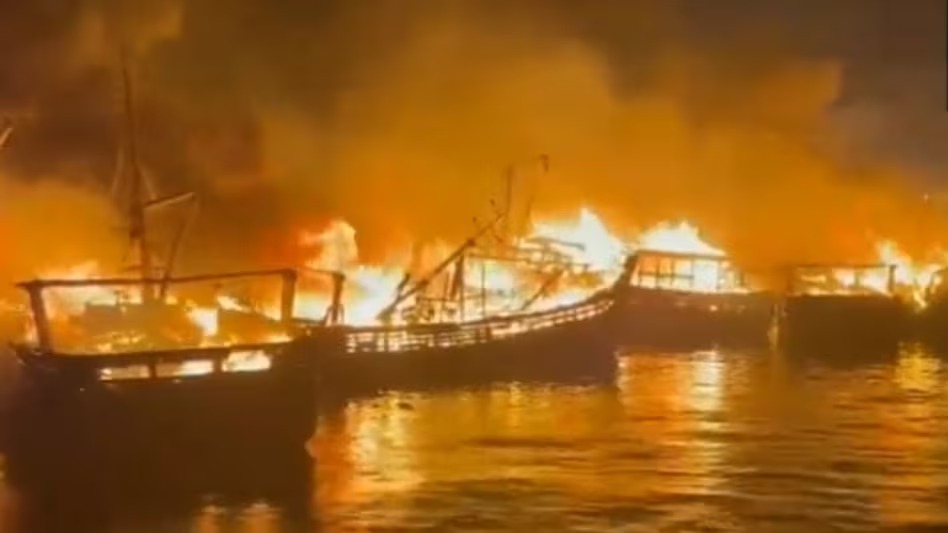 विशाखापत्तनम पोर्ट में लगी भीषण आग, 35 नौकाएं जलकर खाक, करोड़ों के नुकसान की आशंका