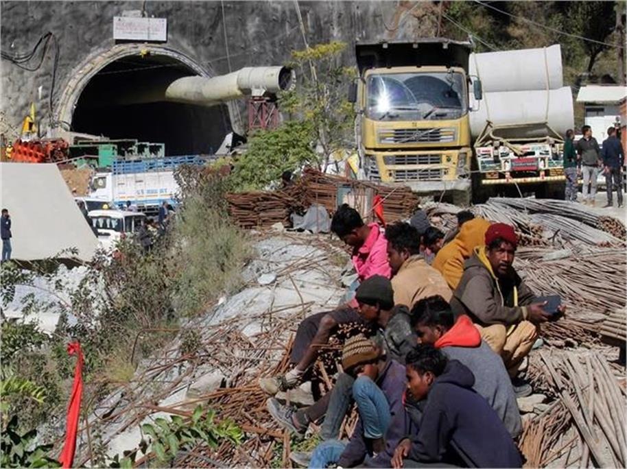 उत्तराखंड सुरंग हादसा: बचाव अभियान में फिर आई तकनीकी अड़चन, अब हाथ से ड्रिलिंग विकल्प पर हो रहा विचार