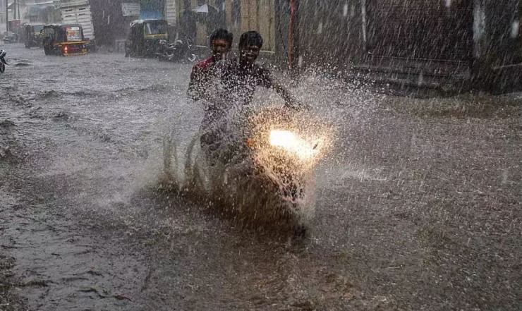 गुजरात में बेमौसम बारिश, असमानी बिजली गिरने से 20 लोगों की मौत, अमित शाह ने जताया शोक