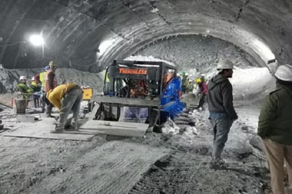 उत्तरकाशी सुरंग हादसा : सुरंग में फंसे हैं 41 मजदूर, 22 मीटर के बाद ड्रिलिंग का काम बंद