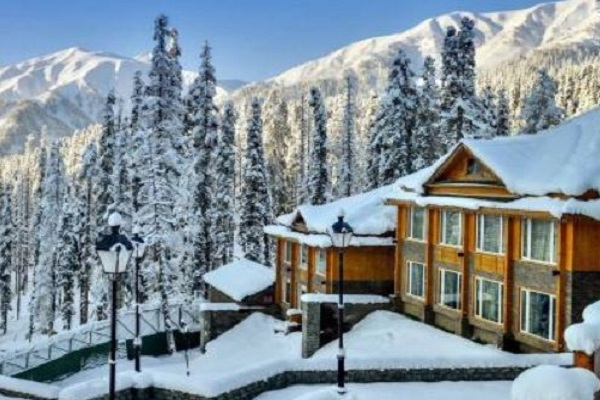 जम्मू-कश्मीर : गुलमर्ग में भारी बर्फबारी, खिल उठीं देश-विदेश से आए सैलानियों की बांछें