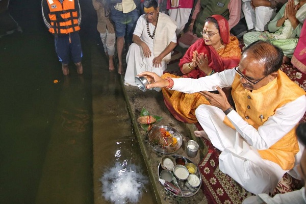 मध्य प्रदेश में वोटिंग से पहले सीएम शिवराज चौहान और कमलनाथ ने की पूजा-अर्चना