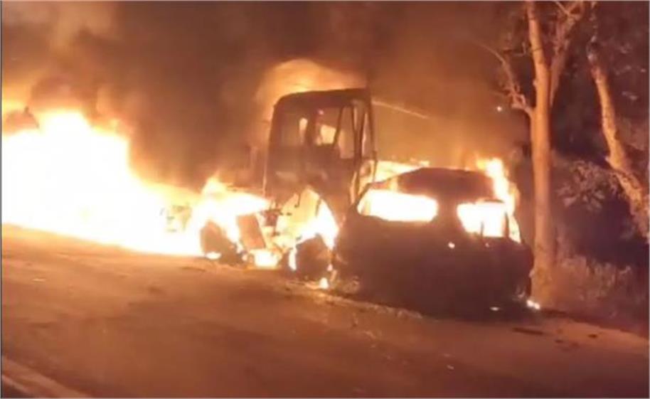 बरेली-नैनीताल हाईवे पर भीषण हादसा : कार और ट्रक की जबरदस्त टक्कर, 8 यात्रियों की जलकर मौत
