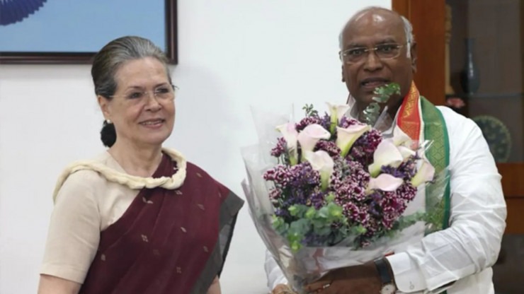 कांग्रेस अध्यक्ष मल्लिकार्जुन खड़गे समेत कांग्रेस के कई नेताओं ने सोनिया गांधी को दी जन्मदिन की बधाई