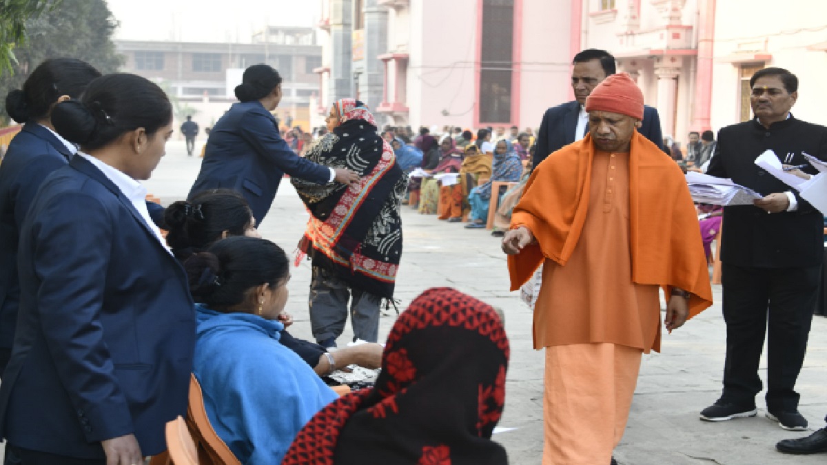 जनता दर्शन में सीएम योगी ने सुनीं 300 लोगों की समस्याएं, बोले- पैसों के अभाव में नहीं रूकेगा किसी गरीब का इलाज