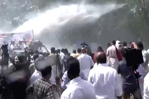 केरल में कांग्रेस के मार्च में हिंसा, प्रदर्शनकारियों ने पुलिसकर्मियों पर किया पथराव, पुलिस ने छोड़ीं पानी की बौछारें