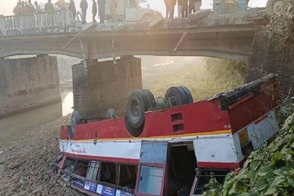 बलरामपुर में भीषण हादसा : पुल की रेलिंग तोड़ खाई में गिरी बस, दो लोगों की मौत, 18 घायल