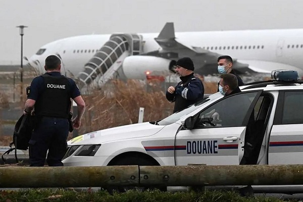 लीजेंड एयरलाइंस का विमान मुंबई में उतरा, मानव तस्करी के आरोपों में 4 दिनों तक फ्रांस में रोका गया था विमान