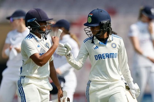 महिला क्रिकेट टेस्ट : प्रथम प्रवेशी शुभा सहित चार बल्लेबाजों ने ठोके अर्धशतक, भारत ने पहले दिन बनाए 410 रन