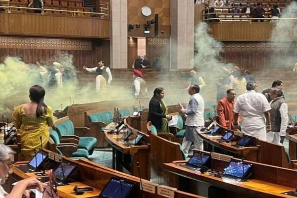 संसद की सुरक्षा में बड़ी चूक : सत्र के दौरान सदन में कूदे दो शख्स, सांसदों ने पकड़कर की जमकर पिटाई