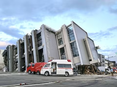 जापान: सिलसिलेवार भूकंप में कम से कम 24 लोगों की मौत, कई इमारतें ढहीं