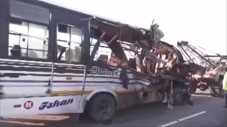 असम में भीषण सड़क हादसा: बस-ट्रक की टक्कर में 12 लोगों की मौत, 30 अन्य घायल