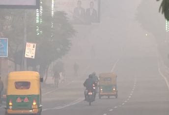 उत्तर भारत में सर्दी और कोहरे का कहर जारी, दिल्ली में आज सीजन की सबसे ठंडी रही सुबह, रेड अलर्ट जारी