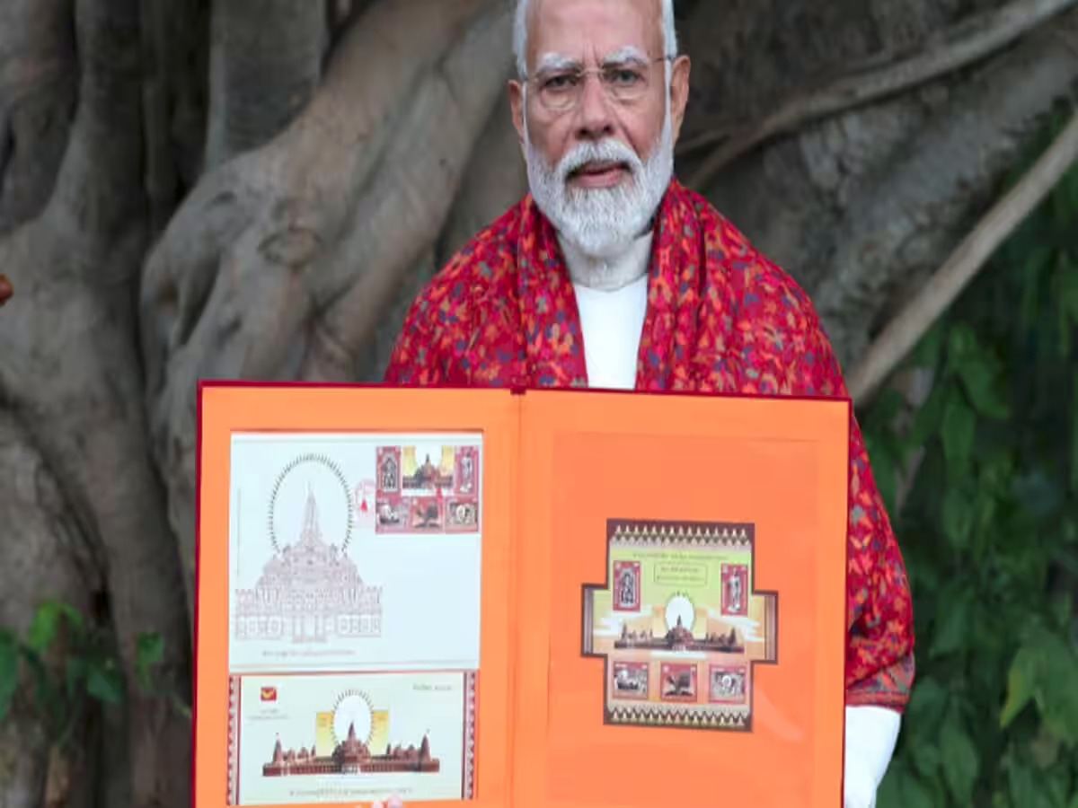 प्राण प्रतिष्ठा से पहले प्रधानमंत्री मोदी ने जारी किया राम मंदिर पर स्मारक डाक टिकट
