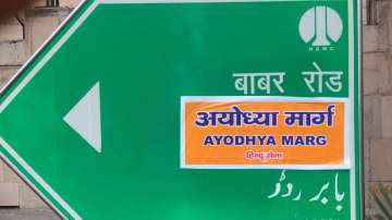 हिंदू सेना ने बाबर रोड के साइन बोर्ड पर ‘अयोध्या मार्ग’ का लगाया स्टीकर, काफी समय से नाम बदलने की उठा रहे मांग