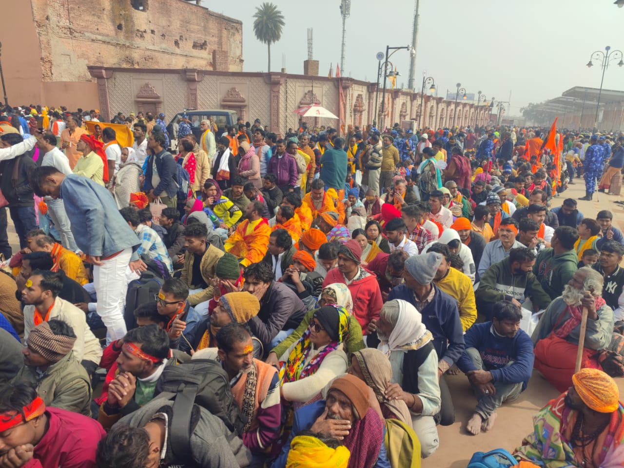 रामलला के दर्शन के लिए भक्तों की भारी भीड़, कुछ देर के लिए मंदिर में एंट्री बंद