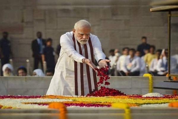 Mahatma Gandhi की पुण्यतिथि आज, प्रधानमंत्री मोदी ने किया याद, राजघाट पर पर पहुँच कर दी श्रद्धांजलि