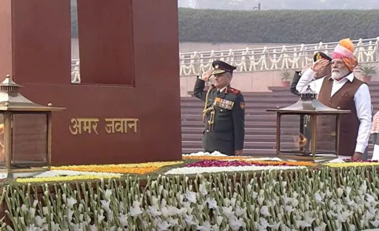 प्रधानमंत्री मोदी ने राष्ट्रीय समर स्मारक पर जाकर शहीद सैनिकों को दी श्रद्धांजलि