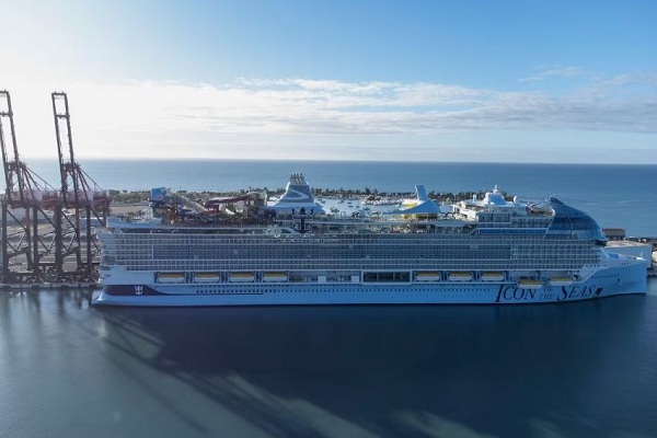 विश्व के सबसे बड़े क्रूज जहाज ‘आइकॉन ऑफ द सीज’ ने मियामी बंदरगाह से शुरू की अपनी पहली यात्रा