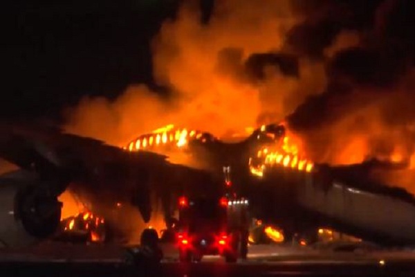 जापान के हानेडा हवाई अड्डे पर 2 विमानों की टक्कर, विमान में लगी भीषण आग, सभी 379 यात्रियों को बचाया गया