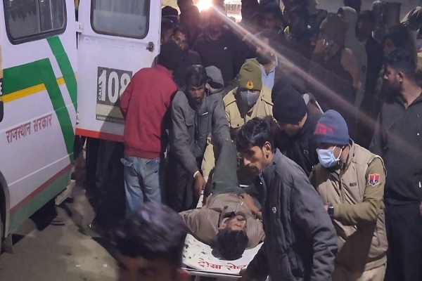 राजस्थान : जैसलमेर में ओवर स्पीड कार ने मां-बेटे को रौंदा, फिर पिकअप से हुई टक्कर, 4 लोगों की मौत, 4 घायल