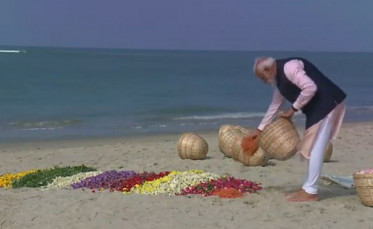 तमिलनाडु के अरिचल मुनाई पहुंचे पीएम मोदी, समुद्र तट पर पुष्प किए अर्पित