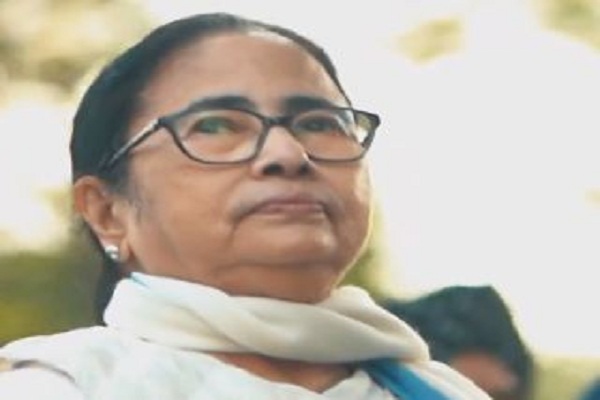 पश्चिम बंगाल : सीएम ममता बनर्जी कार हादसे में घायल, बैठक से लौटते वक्त माथे में लगी चोट