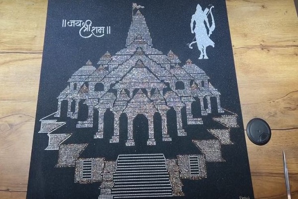 सूरत के हीरा कारीगर का कमाल – 9999 हीरों से बना डाली राम मंदिर की तस्वीर