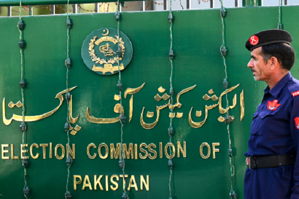 पाकिस्तान में आम चुनाव के लिए मतदान जारी, बैलट पेपर से हो रही वोटिंग