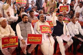 कर्नाटक सरकार का विरोध प्रदर्शन