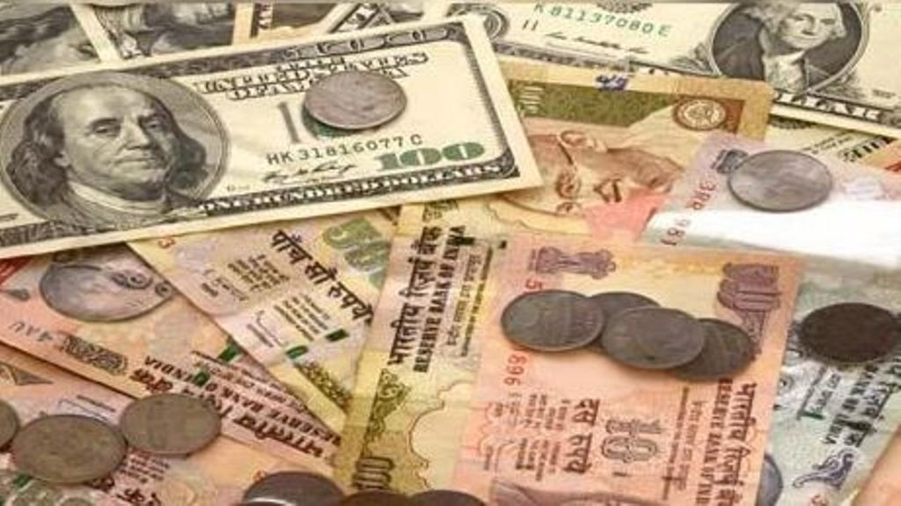 शुरुआती कारोबार में  रुपया  Dollar के मुकाबले सात पैसे की गिरावट के साथ 84.73 प्रति पर पहुंचा