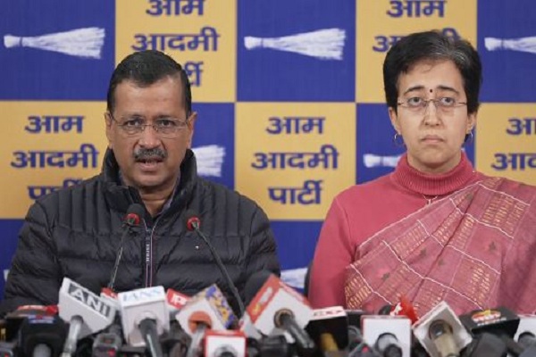 दिल्ली : केजरीवाल की योजनाओं के खिलाफ दो सरकारी विभागों ने अखबारों में जारी की पब्लिक नोटिस!