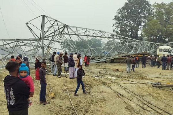 महाकुम्भ की तैयारियों के बीच प्रयागराज में हादसा – टॉवर गिरने से 8 मजदूर घायल, एक का पैर कटा