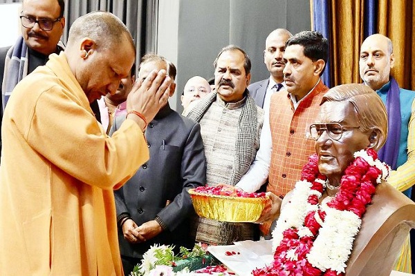 सीएम योगी ने पूर्व पीएम अटल बिहारी को दी श्रद्धांजलि, बोले – ‘भारतीय राजनीति के शिखर पुरुष, उनके जैसा कोई नहीं’