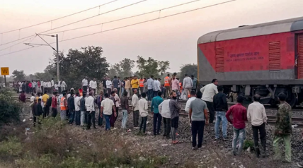 जलगांव ट्रेन दुर्घटना: मरने वालों की संख्या बढ़कर 13 हुई, रेलवे सुरक्षा आयुक्त करेंगे हादसे की जांच