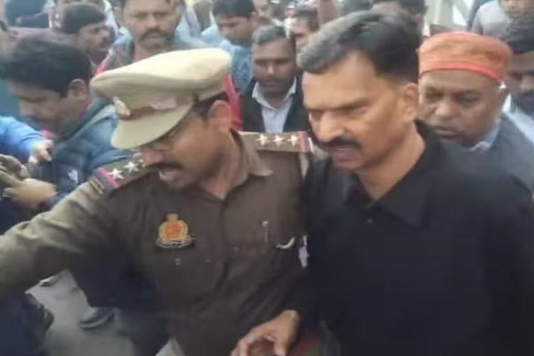 यूपी : रेप के आरोपित कांग्रेस सांसद राकेश राठौर गिरफ्तार, प्रेस कॉन्फ्रेंस के बीच घर से उठा ले गई पुलिस