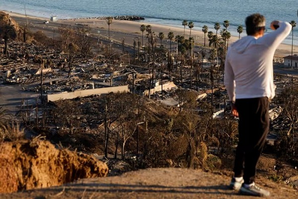 अमेरिका : कैलिफोर्निया के जंगल की आग बुझाने में मौसम से मिली मदद, हजारों लोग घर लौटे