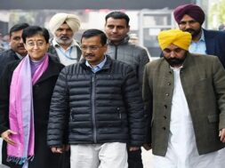 चुनाव आयोग दफ्तर पहुंचे केजरीवाल