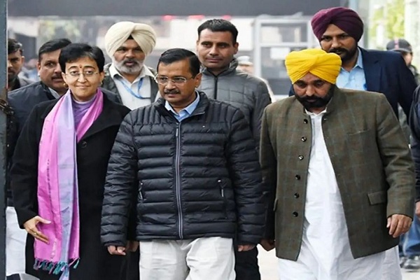 यमुना जहर विवाद : केजरीवाल ने निर्वाचन आयोग के नोटिस का दिया जवाब