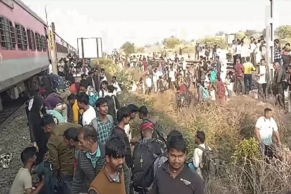 जलगांव में ट्रेन हादसा : पुष्पक एक्सप्रेस में आग की अफवाह के बाद कूदे यात्री, दूसरी ट्रेन ने कुचलकर 12 मरे