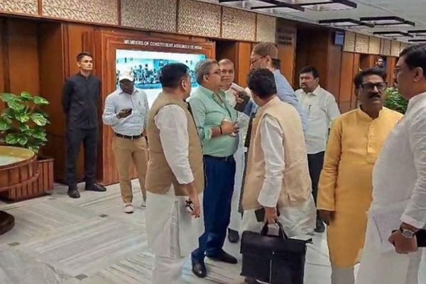 वक्फ संशोधन विधेयक पर जेपीसी बैठक में हंगामा : ओवैसी व कल्याण बनर्जी सहित सभी विपक्षी सांसद निलंबित