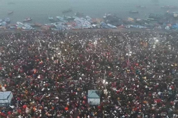 महाकुम्भ 2025 : पहले दिन 1.65 करोड़ श्रद्धालुओं ने संगम में लगाई आस्था की डुबकी, हेलीकॉप्टर से पुष्पवर्षा