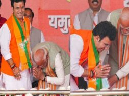 पीएम मोदी ने भाजपा प्रत्याशी के पैर छूए